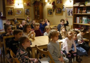 grupa dzieci podczas przedstawienia teatralnego